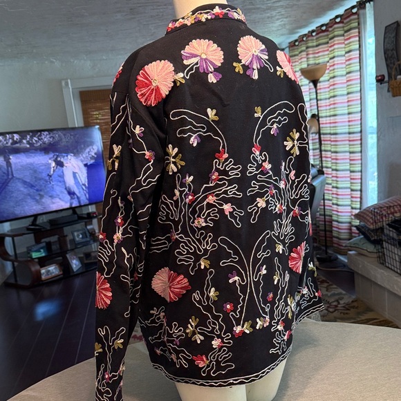 Floral Embroidered Women's Black Jacket - Picture 4 of 5